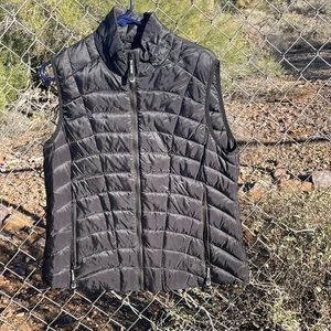 Women’s Roper Black V- Size L NWT